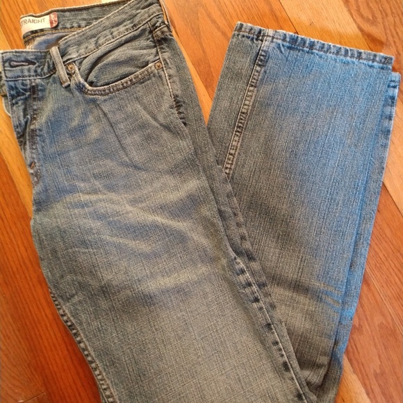 Levi's - Picture 2 of 3